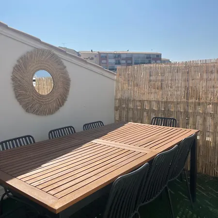 Centre Port, 3 Chambres, 8 Personnes, Terrasse, Climatisation, Wifi アパート *